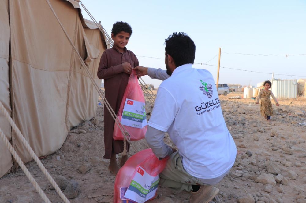 /kamplardaki yerinden edilmiş ailelere İftar yemeklerini dağıtmaya/Yemen-Marib