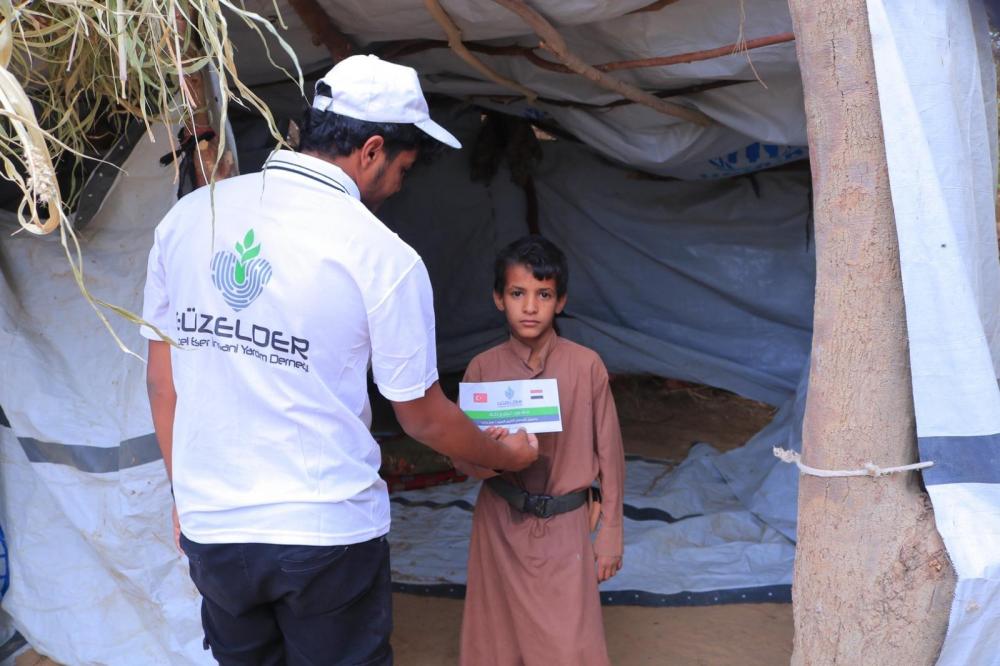 Güzel Eser İnsani Yardım Derneği, Yemen'in Ma'rib şehrinde yerinden edilen ailelere Zekat dağıtma projesini gerçekleştirdi.