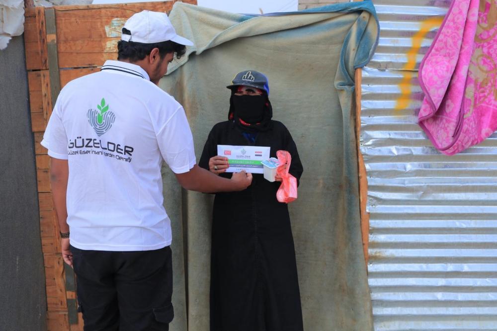 Güzel Eser İnsani Yardım Derneği, Yemen'in Ma'rib şehrinde yerinden edilen ailelere Zekat dağıtma projesini gerçekleştirdi.